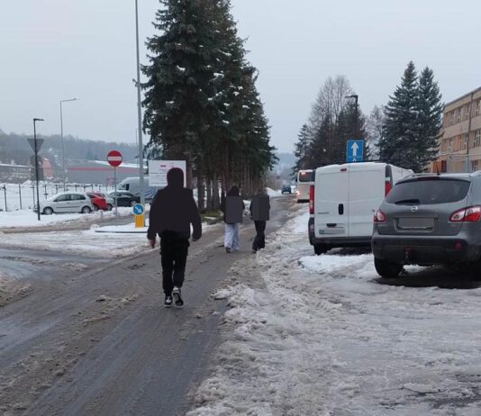 Samochody na chodniku, a piesi na drodze
