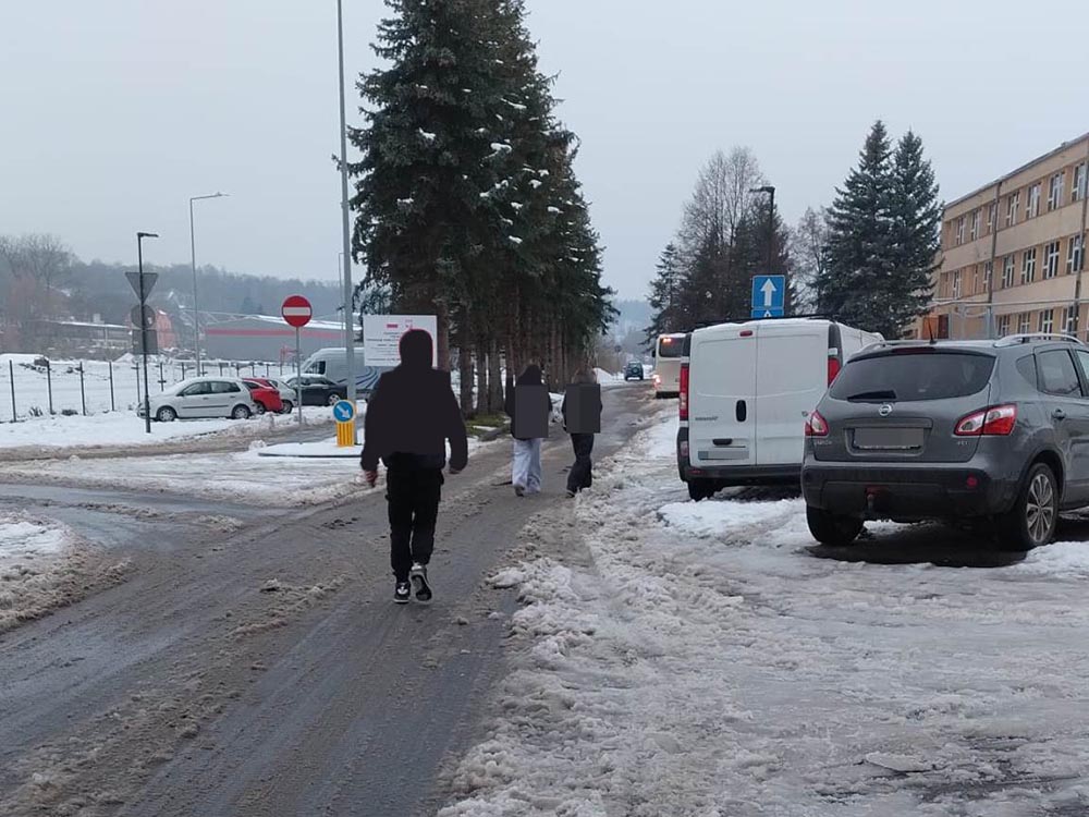 Samochody na chodniku, a piesi na drodze