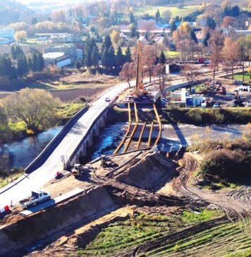 Budowa mostu w Lwówku Śląskim już na półmetku