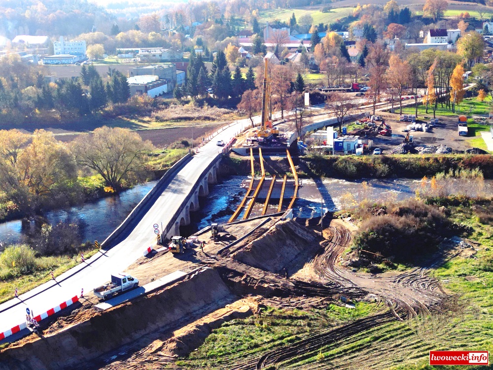 Budowa mostu w Lwówku Śląskim już na półmetku