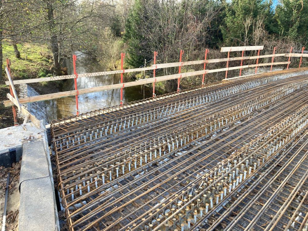 Postępują prace przy przebudowie mostu w Mirsku