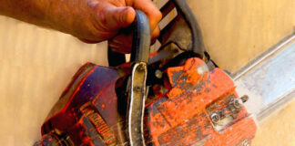 Zapowiedział, że utoruje sobie drogę do burmistrza. Po chwili wrócił … z piłą.