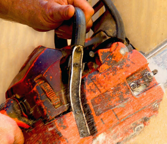 Zapowiedział, że utoruje sobie drogę do burmistrza. Po chwili wrócił … z piłą.