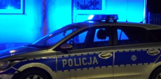 Czajnik gwizdał od pół godziny. Siłowo weszli do mieszkania