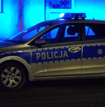 Czajnik gwizdał od pół godziny. Siłowo weszli do mieszkania