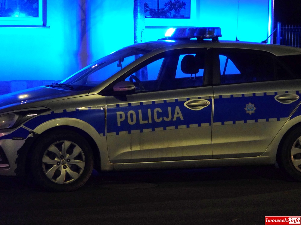 Czajnik gwizdał od pół godziny. Siłowo weszli do mieszkania