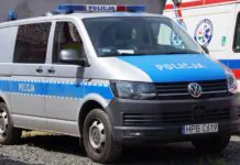 Radiowóz policyjny obok karetki pogotowia