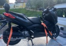 Skradziony motocykl ukryty w kanale samochodowym.