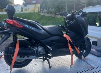 Skradziony motocykl ukryty w kanale samochodowym.