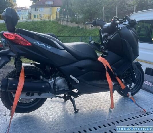 Skradziony motocykl ukryty w kanale samochodowym.