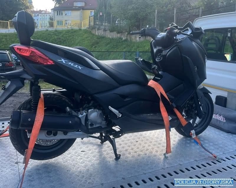 Skradziony motocykl ukryty w kanale samochodowym.