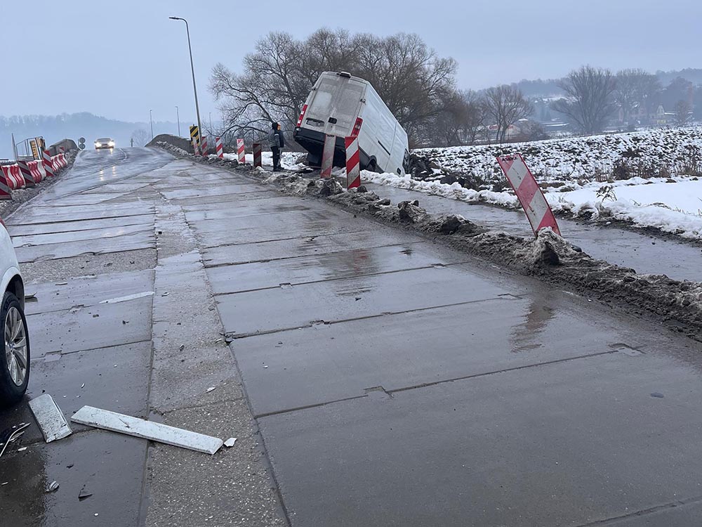 Bus wypadł z drogi. Uwaga ślisko!