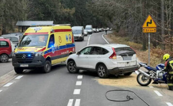 Zderzenie motocyklisty z autem osobowym tuż za Zakrętem Śmierci