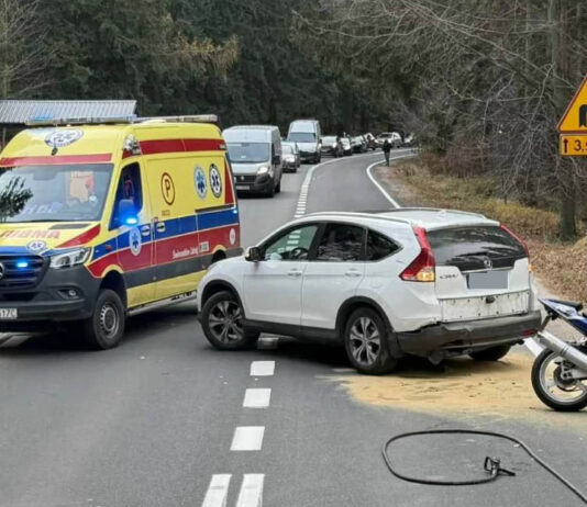 Zderzenie motocyklisty z autem osobowym tuż za Zakrętem Śmierci