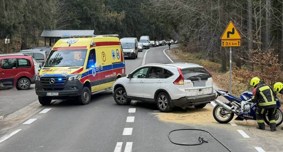 Zderzenie motocyklisty z autem osobowym tuż za Zakrętem Śmierci