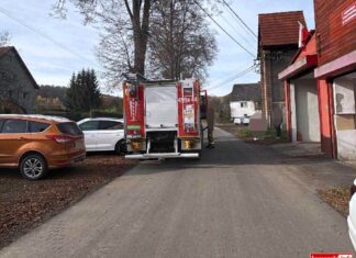 Zablokowali wjazd doi remizy i poszli na cmentarz