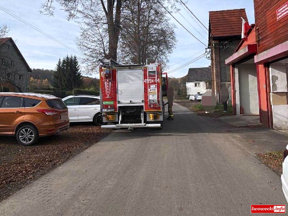 Zablokowali wjazd doi remizy i poszli na cmentarz