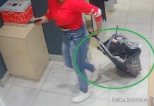 Wybiegła z odzieżowego z pełnym koszykiem