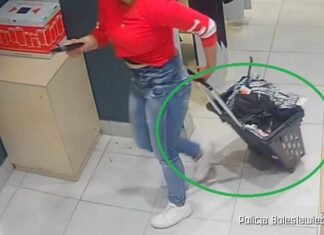 Wybiegła z odzieżowego z pełnym koszykiem