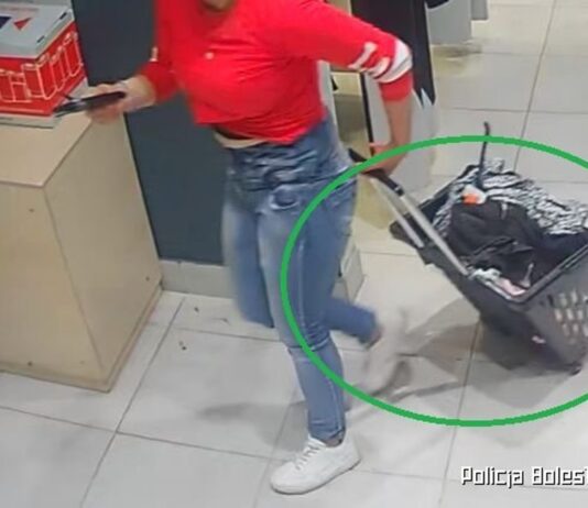 Wybiegła z odzieżowego z pełnym koszykiem
