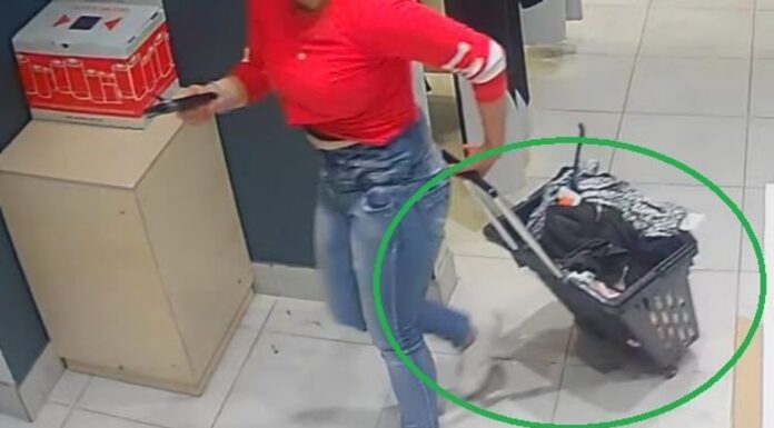 Wybiegła z odzieżowego z pełnym koszykiem