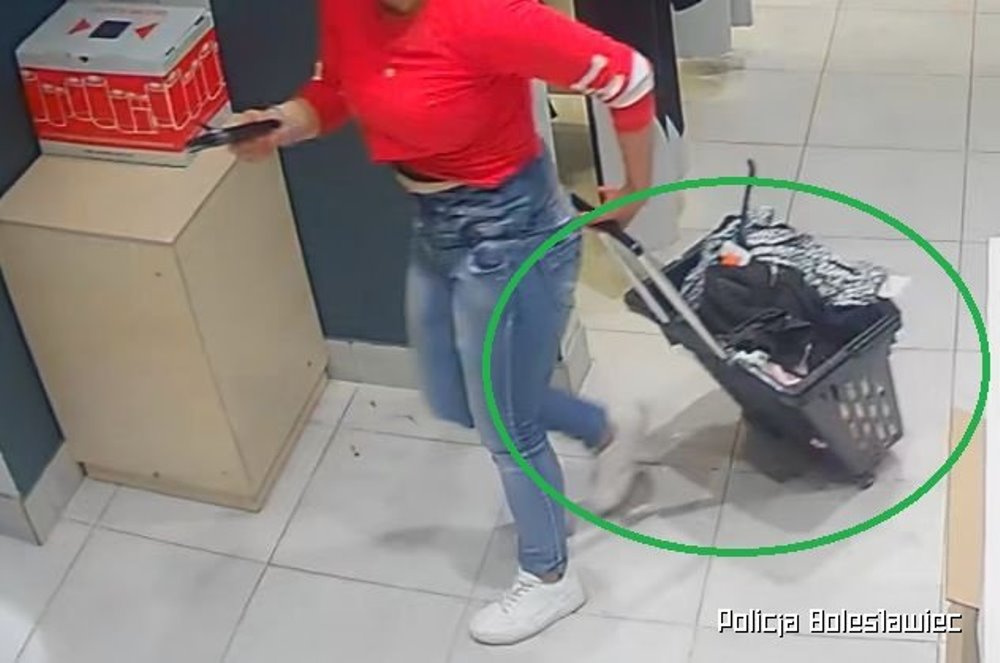 Wybiegła z odzieżowego z pełnym koszykiem