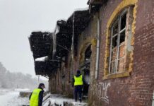 Policjanci sprawdzają miejsca, w których mogą przebywać osoby bezdomne