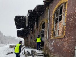 Policjanci sprawdzają miejsca, w których mogą przebywać osoby bezdomne