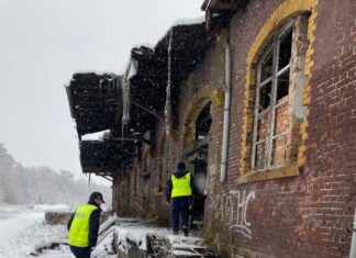 Policjanci sprawdzają miejsca, w których mogą przebywać osoby bezdomne