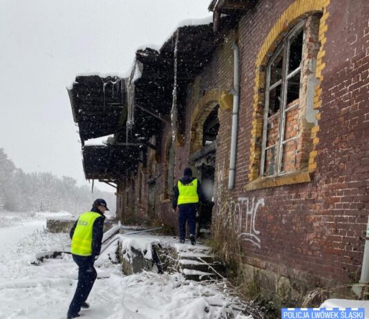 Policjanci sprawdzają miejsca, w których mogą przebywać osoby bezdomne