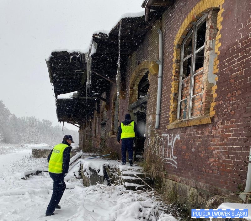 Policjanci sprawdzają miejsca, w których mogą przebywać osoby bezdomne