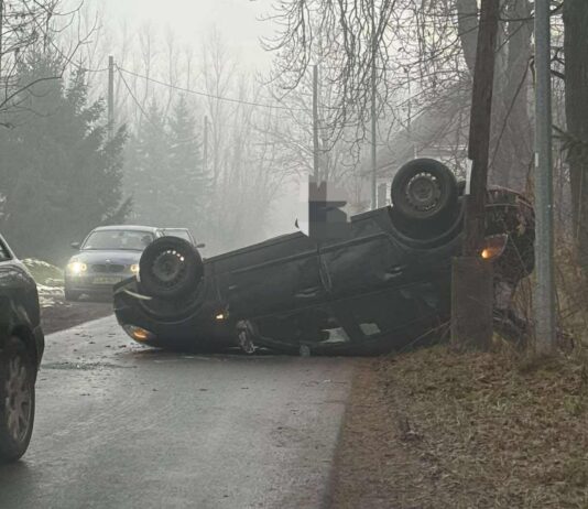 Stracił panowanie nad pojazdem i dachował