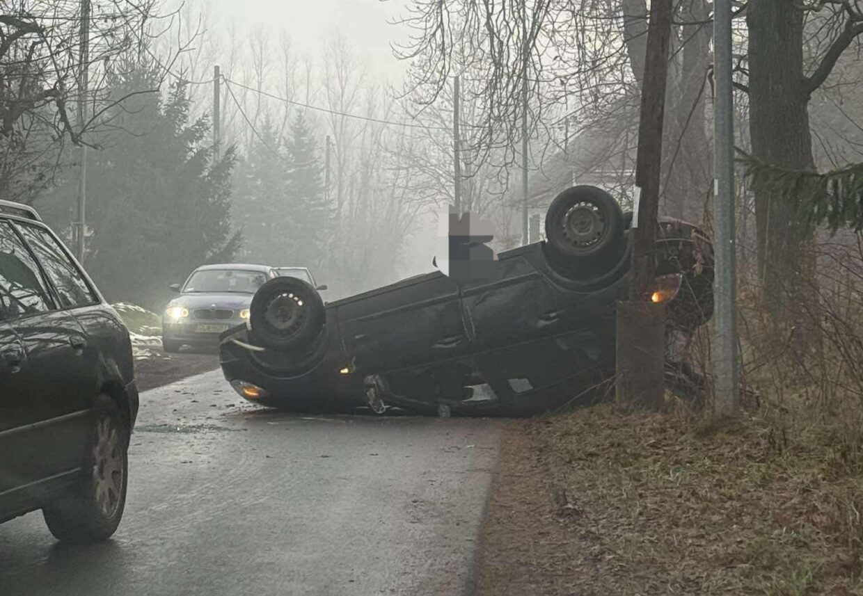 Stracił panowanie nad pojazdem i dachował
