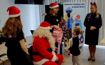 Policyjne Mikołajki w lwóweckiej komendzie