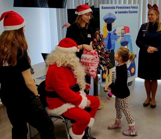 Policyjne Mikołajki w lwóweckiej komendzie