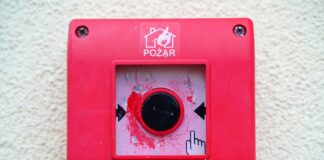 Włącznik alarmu zasmarowali klejem!