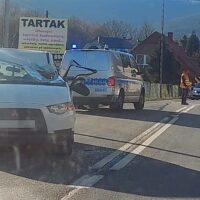 Samochód zmiażdżony przez koparkę