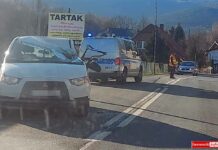 Samochód zmiażdżony przez koparkę