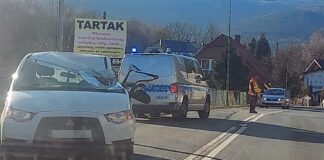 Samochód zmiażdżony przez koparkę