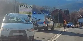 Samochód zmiażdżony przez koparkę