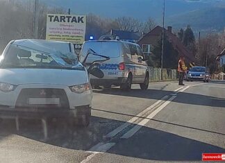 Samochód zmiażdżony przez koparkę