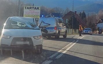 Samochód zmiażdżony przez koparkę