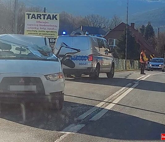 Samochód zmiażdżony przez koparkę