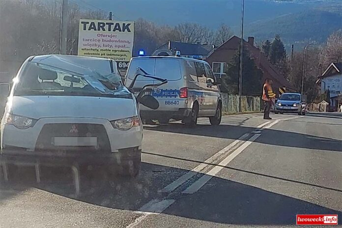 Samochód zmiażdżony przez koparkę