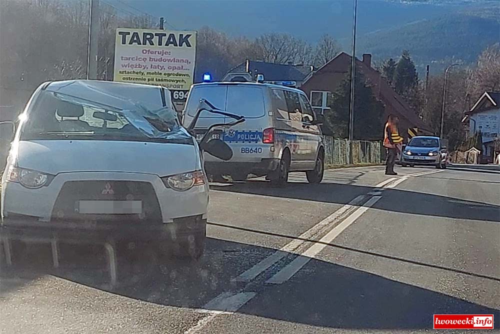 Samochód zmiażdżony przez koparkę