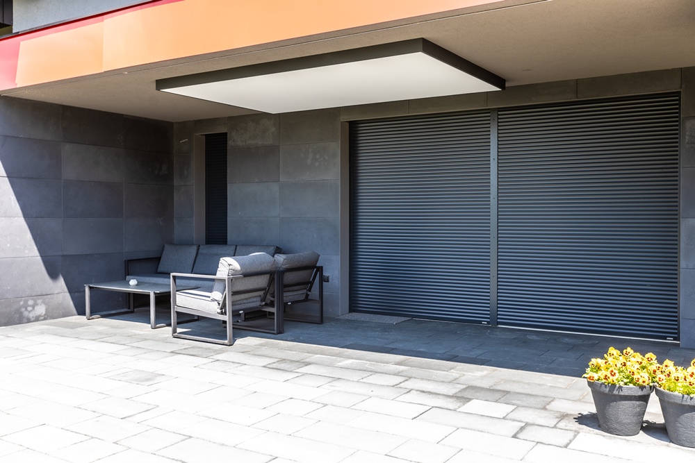 Jak rolety zewnętrzne i bramy garażowe wpływają na oszczędność energii w domu?