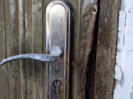 Chciał się włamać do budynku. Dostrzegli go policjanci.