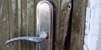 Chciał się włamać do budynku. Dostrzegli go policjanci.