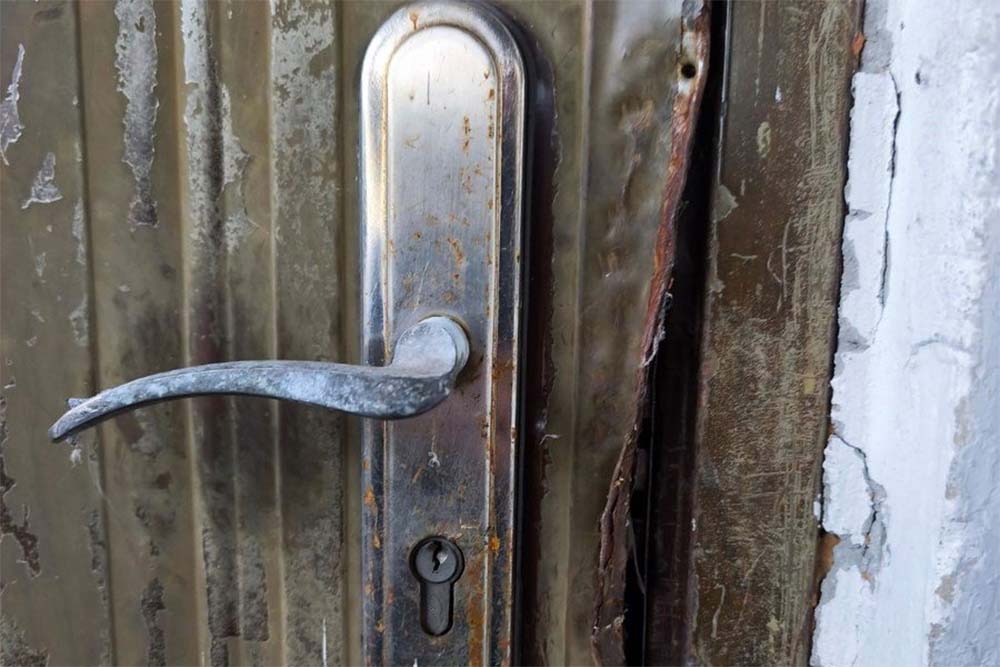 Chciał się włamać do budynku. Dostrzegli go policjanci.