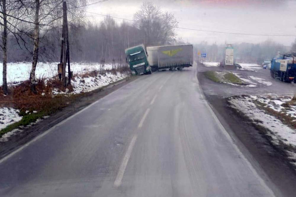 Ciężarówka wpadła do rowu